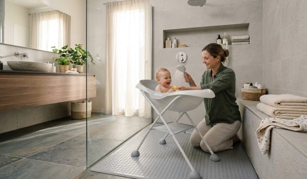 Comment laver bébé dans une douche italienne